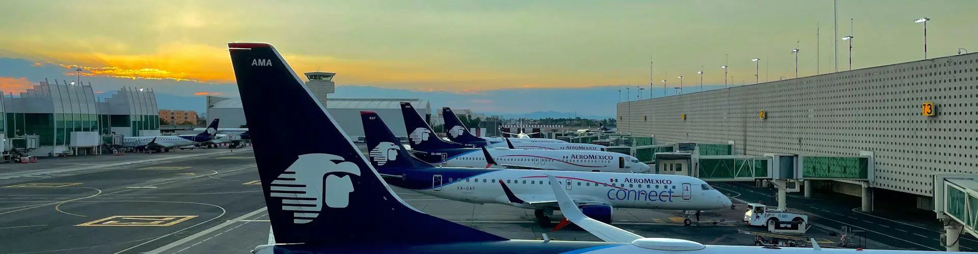 Cancún Airport traffic at peak time